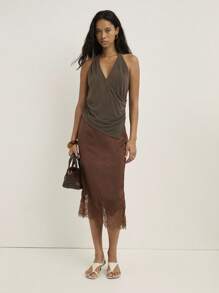 这款Nöista棕色中长裙，面料丝滑，裙摆饰有精致蕾丝花边，直筒剪裁，尽显优雅气质。是优雅晚宴的完美之选，也是精致人士的理想之选，更是时尚场合的绝佳选择。