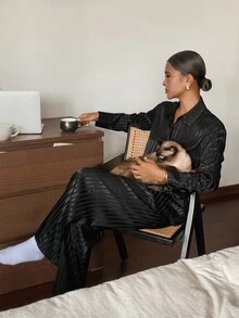 DAZY 缎面条纹提花女士单排扣上衣和裤子睡衣套装，秋冬服装 - 黑色 - 查看 7