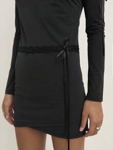 Nöista 黑色罗纹迷你连衣裙采用不对称露肩领口、精致荷叶边饰边和腰带设计，非常适合秋季、冬季派对装扮或别致的日装。 - 淺灰紫 - 查看 4