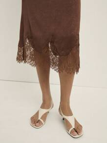 这款Nöista棕色中长裙，面料丝滑，裙摆饰有精致蕾丝花边，直筒剪裁，尽显优雅气质。是优雅晚宴的完美之选，也是精致人士的理想之选，更是时尚场合的绝佳选择。