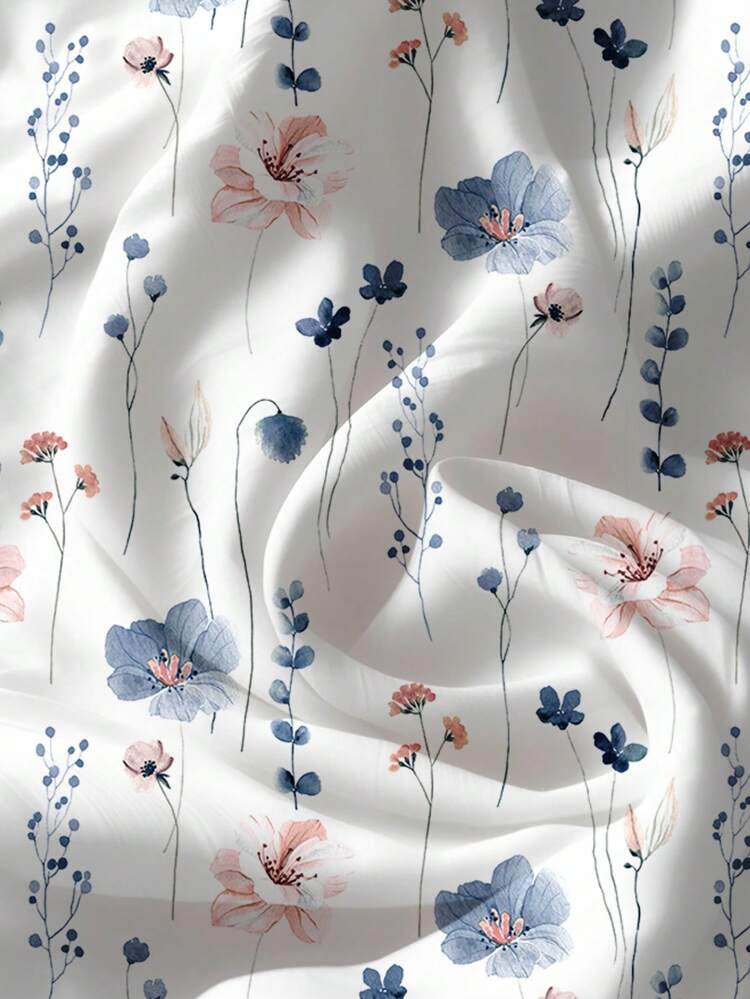 Schickes Damen-Top aus Polyester mit V-Ausschnitt und zartem Blumenmuster in Blau und Rosa auf Weiß. Erleben Sie Bohème-Flair mit der regulären Passform und den charmanten Rüschenärmeln – ideal für den Alltag. V-Ausschnitt-Blusen für Damen, Sommerblusen