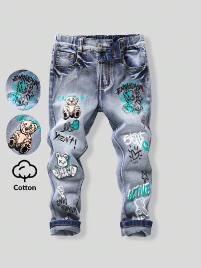 Avsmalnande jeans med tryck och elastiska denimband för unga pojkar, roliga och trendiga rekommendationer för skolstart, klassiskt tvättat blått stretchigt denimtyg, tecknad tryckt design full av barnslig charm, resårband med hög midja