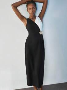 Maija 女式黑白优雅无袖 V 领拼色连衣裙，金属花卉装饰，简约精致风格，适合通勤、办公室、休闲场合穿着 - 黑與白 - 查看 1