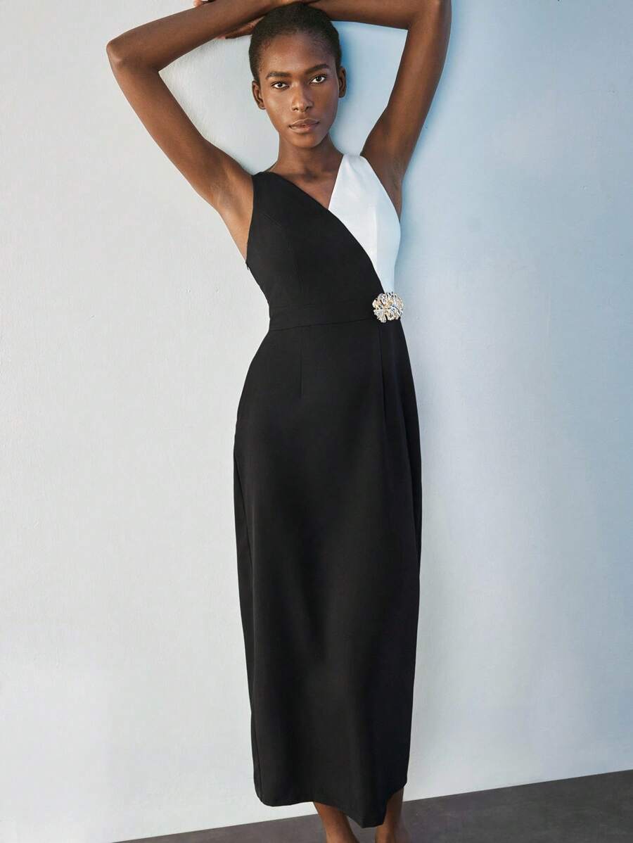 Maija 女式黑白优雅无袖 V 领拼色连衣裙，金属花卉装饰，简约精致风格，适合通勤、办公室、休闲场合穿着 - 黑與白 - 查看 1