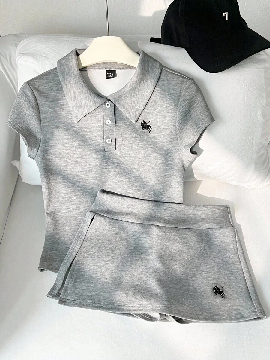 Flirla 女款休閒簡約 Polo 領馬刺繡修身 T 恤 + 低腰迷你裙褲套裝 - 灰色 - 查看 1
