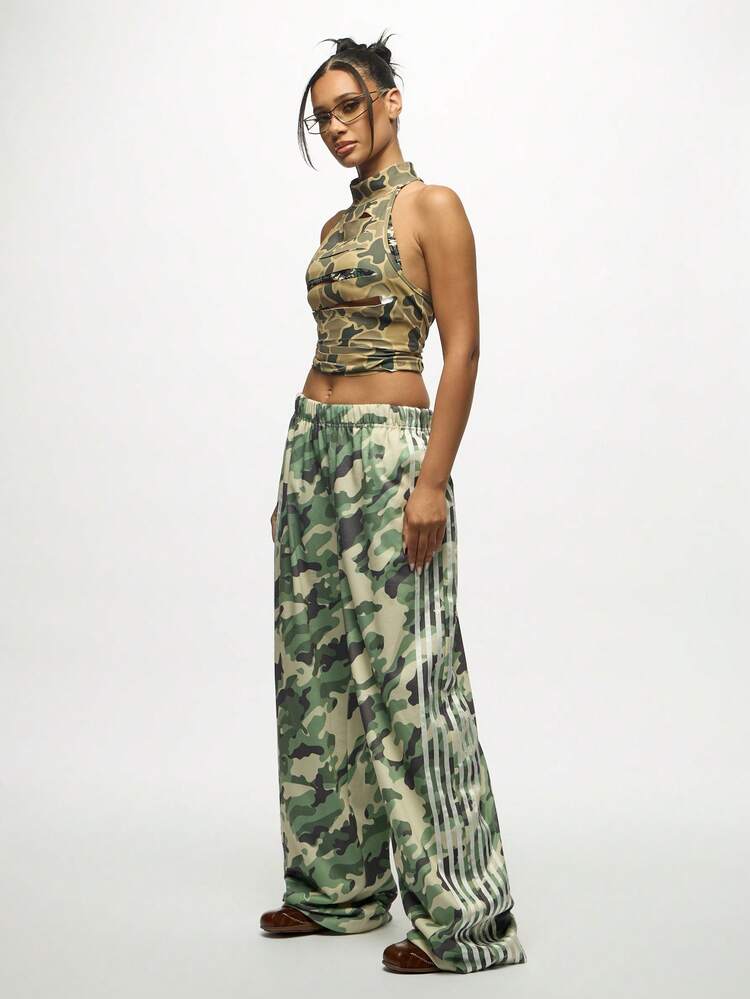 SUMWON WOMEN Spodnie dresowe z szerokimi nogawkami i nadrukiem kamuflażowym oraz bocznymi paskami