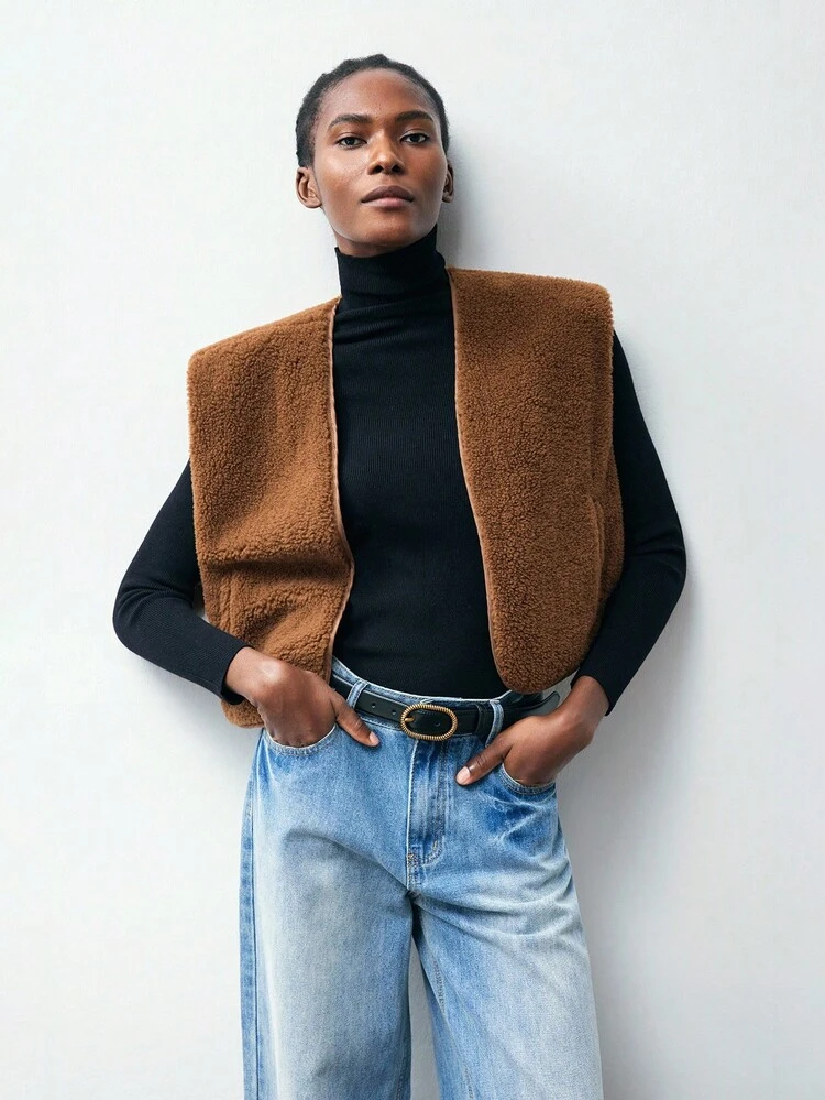 SHEIN Maija Kamizelka ze sztucznego futra z kieszeniami 2025, bezrękawnik z szerokimi ramionami, damska kurtka ze sztucznego futra, odpowiednia na nowoczesny, miejski sezon powrotu do szkoły