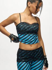 SUMWON WOMEN Top tipo camiseta con tirantes finos, diseño de corte corto con estampado diagonal, adornos de encaje negro y color turquesa, ideal para fiestas, eventos y salidas nocturnas - Azul - Ver 1