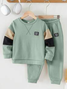 SHEIN 2 件套年轻男孩休闲运动学院风运动衫和裤子套装，舒适针织缝合圆领长袖服装，适合通勤、学校、日常休闲、大学、儿童年轻男孩服装返校套装，适合生日派对、典礼、婚礼、日常穿着、学校、旅行、运动、秋冬、羊毛、加厚