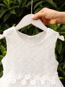 فستان أنيق أبيض بدون أكمام للفتاة الصغيرة، مزين بنسيج مشبك على الجسم، تصميم أميري مناسب للحفلات والزفاف والصيف