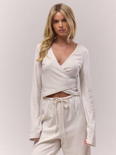 MUSERA 系带裹胸V领罗纹上衣，复古乡村风，舒适休闲，适合冬日夜晚居家休闲穿着，奶油糖色，优雅百搭，春夏皆宜。