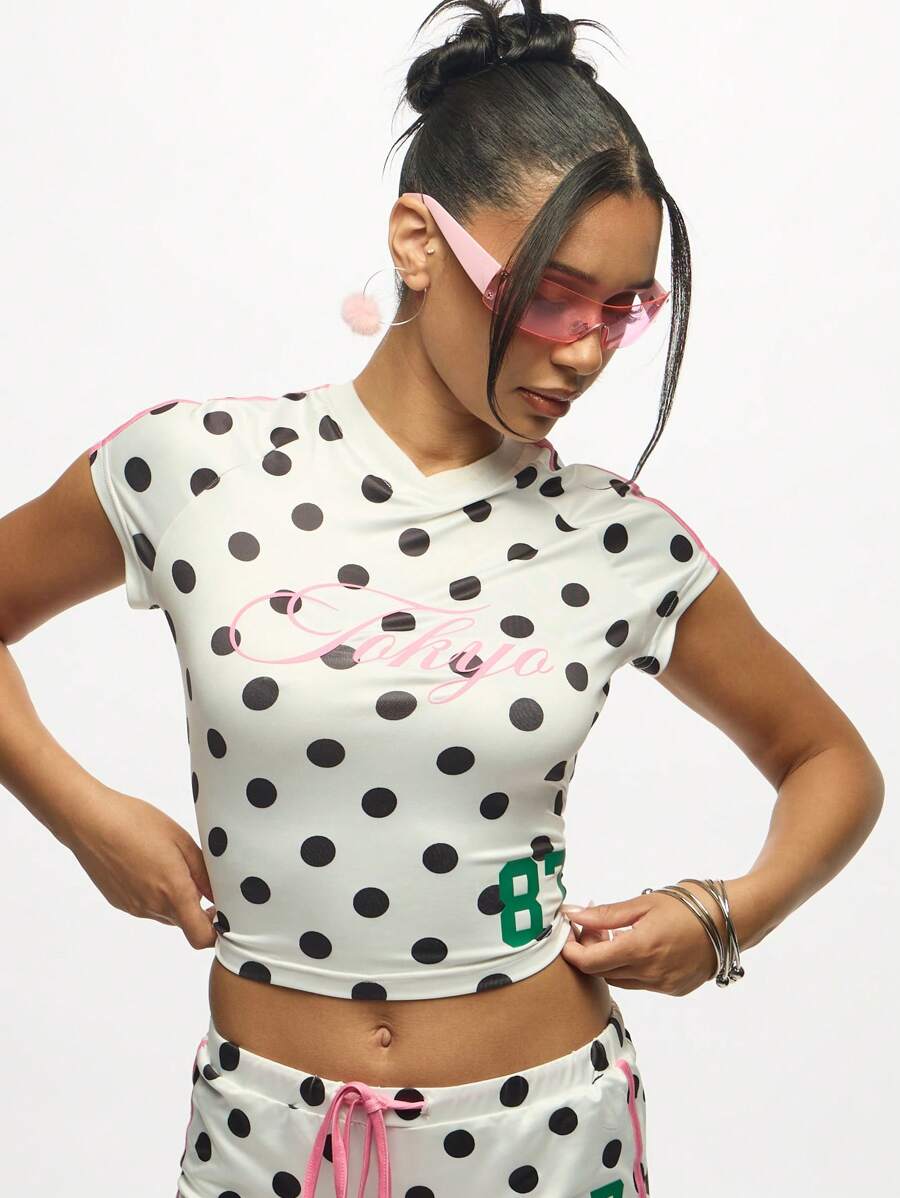 SUMWON WOMEN 东京复古波尔卡圆点短款上衣，带有数字印花和粉色草书脚本节日夏季基本款 Y2K 美学休闲街头时尚插肩 T 恤 - 白色 - 查看 1