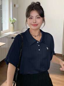 Dazy Plus Áo thun polo cổ bẻ tay ngắn thêu màu mơ cho mùa hè cỡ lớn - Màu xanh hải quân - Xem 3