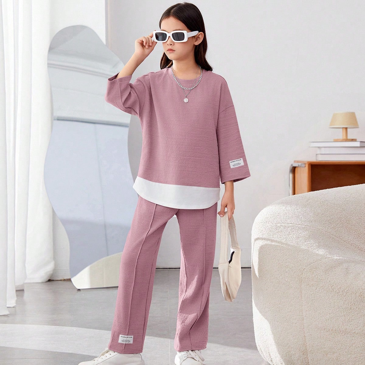 Conjunto informal de niña preadolescente con blusa de cuello redondo de manga 3/4 de punto con empalmes y pantalones cargo holgados