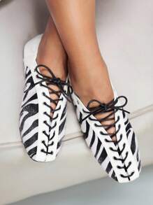 CUCCOO GRLICON 女士时尚极简机车风系带平底鞋，百搭休闲风，甜美、朋克、芭蕾风，适合返校、万圣节、圣诞派对等场合，Y2K风格 - 黑與白 - 查看 5