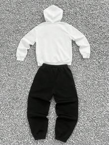 SHEIN Conjunto de 2 piezas para niño preadolescente de nueva llegada para otoño, con sudadera con capucha de manga larga y pantalones acampanados, en estilo casual minimalista, con graffiti pintado a mano, retro, letras en inglés, deportivo, ropa de calle, adecuado para otoño/invierno - Blanco y Negro - Ver 3