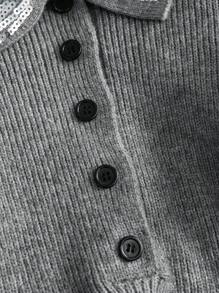 Muvela Bộ đồ hai mảnh gồm áo cổ polo đính sequin và quần short mini dệt kim cạp trễ - Xám - Xem 7