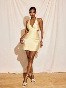 Amiko 浅黄色斜纹垂坠缎面吊带迷你连衣裙，搭配系带性感连衣裙，优雅的夏季度假风 - 黃色 - 查看 2