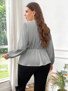 SHEIN Privé 大码女式优雅纯色 V 领不对称褶皱仿珍珠串珠荷叶边下摆休闲长袖衬衫，适合工作和日常穿着，春秋季女装 - 灰色 - 查看 2