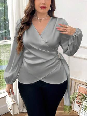 SHEIN Privé 大码女式优雅纯色 V 领不对称褶皱仿珍珠串珠荷叶边下摆休闲长袖衬衫，适合工作和日常穿着，春秋季女装