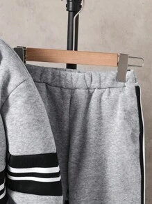 SHEIN 2 件厚日式卫衣外套和裤子套装，灰色时尚，青少年男孩秋冬必备单品，柔软舒适的面料，经典混纺灰色搭配黑白饰边，简约时尚，适合户外、运动、学校和各种场合 - 灰色 - 查看 9