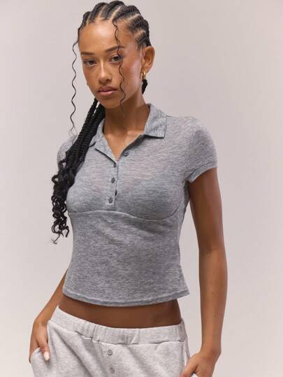 MUSERA 修身纽扣 Polo 衫，收腰设计，适合秋季穿着，复古乡村风，清新甜美，休闲百搭，适合春夏度假。奶油糖色，优雅迷人。