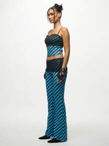 SUMWON WOMEN Top tipo camiseta con tirantes finos, diseño de corte corto con estampado diagonal, adornos de encaje negro y color turquesa, ideal para fiestas, eventos y salidas nocturnas - Azul - Ver 8