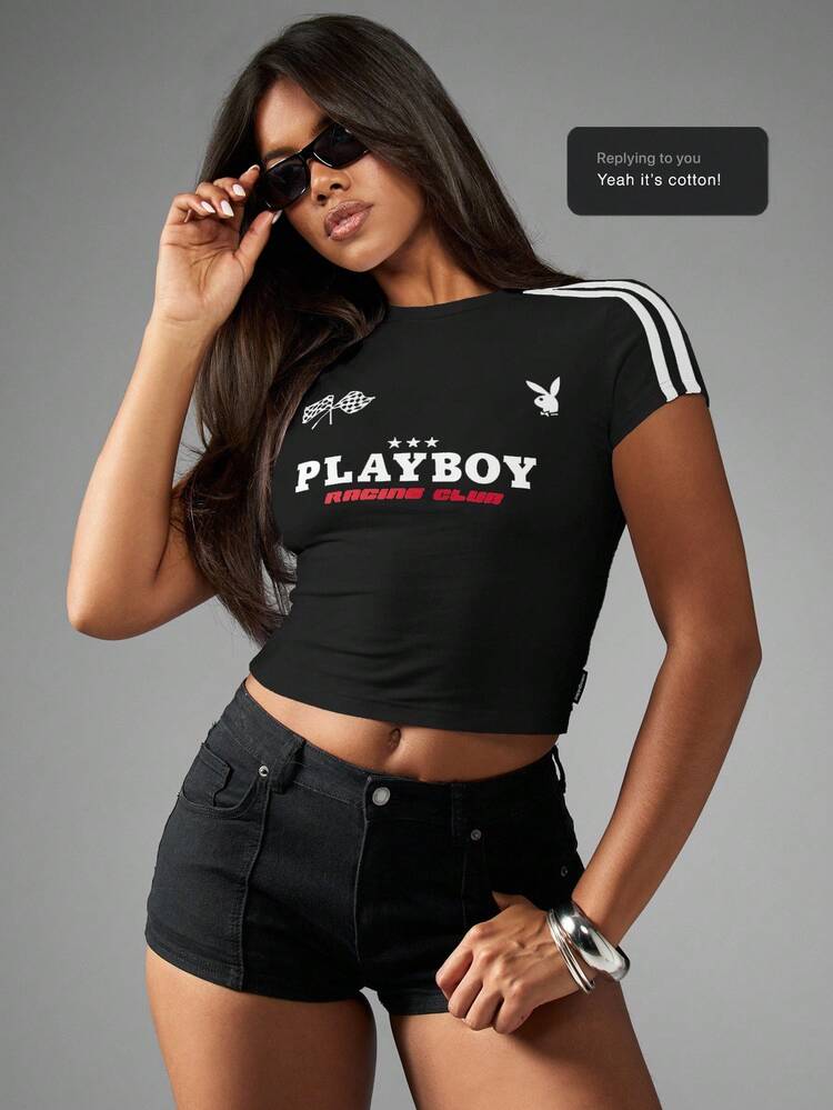 Missguided x Playboy Baumwoll Rennclub inspiriertes Baby T-Shirt grafischer Crop Top mit Seitenstreifen-Detail, lässiges Kurzarm Modell mit Rundhalsausschnitt, Y2K Stil Rennflaggen-Logo, Sommer Herbst Festival Top Autorennen
