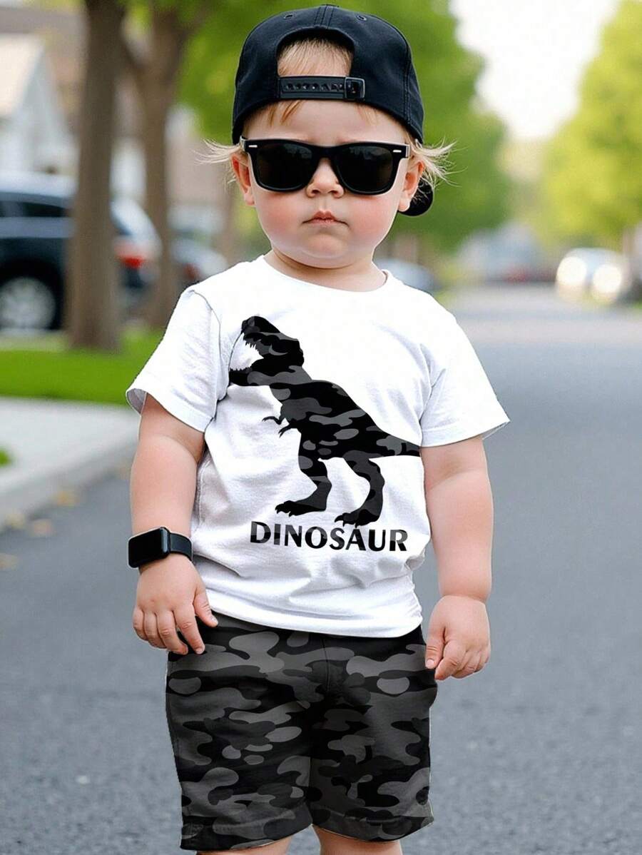 SHEIN 2 件套男童休闲恐龙图案 T 恤和短裤套装，夏季