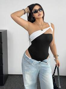 POPSWAY Combinaison moulante sexy et décontractée pour femmes grandes tailles, idéale pour les vacances. Combinaison à une épaule avec contraste de couleurs. Tenue de vacances, combinaison à une épaule, vêtements de plage pour femmes, tenue dos nu, combinaison moulante et ajustée - Noir et Blanc - Voir 3