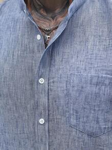 Manfinity Homme 男士双色休闲亚麻质感卷袖立领衬衫，夏季款 - 藍色 - 查看 3