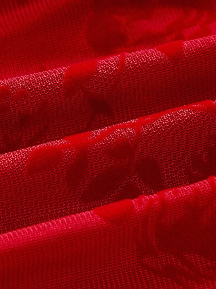 Top à imprimé floral rouge avec détail torsadé à l'épaule dénudée, idéal pour les sorties et les soirées, printemps été