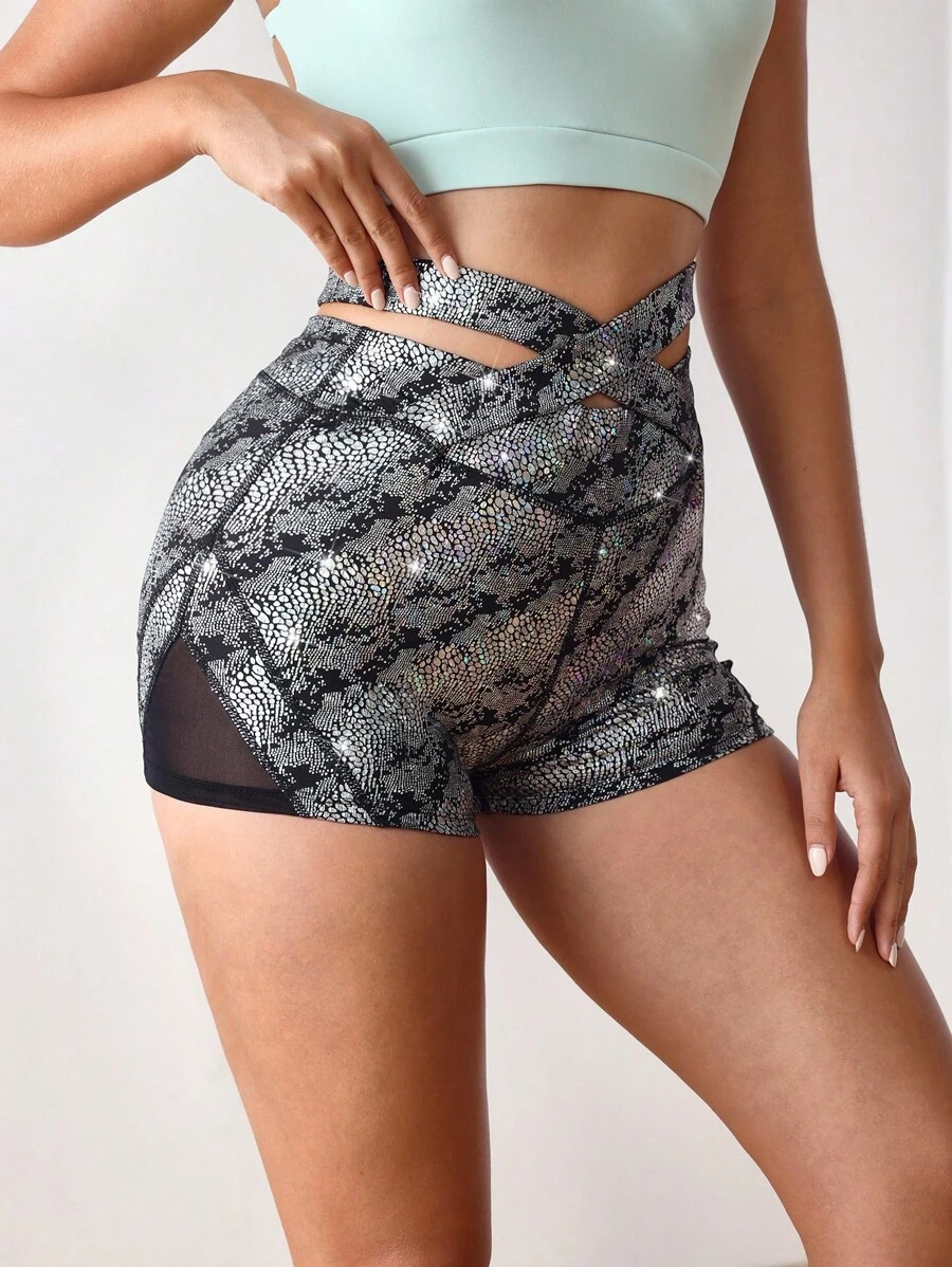Menodora SHEIN Sport Short de sport pour femmes avec texture métallique, motif peau de serpent et découpes croisées - Rose vif - Voir 1