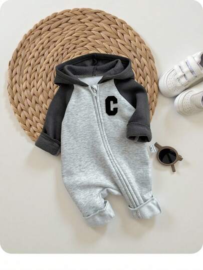 SHEIN 新生女宝宝休闲字母图案撞色连帽长袖连体衣，秋冬季婴儿拉链连体衣，婴儿运动服，婴儿运动套装，新生儿拉链套装，婴儿连帽连体衣