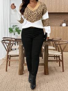 EMERY ROSE كنزة صوفية بياقة على شكل حرف V مطبوعة بنمط نمر للمرأة ذات الحجم الكبير - متعدد الألوان - مشاهدة 3