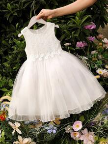 فستان أنيق أبيض بدون أكمام للفتاة الصغيرة، مزين بنسيج مشبك على الجسم، تصميم أميري مناسب للحفلات والزفاف والصيف
