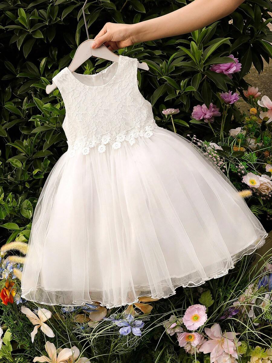 فستان أنيق أبيض بدون أكمام للفتاة الصغيرة، مزين بنسيج مشبك على الجسم، تصميم أميري مناسب للحفلات والزفاف والصيف