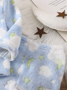 SHEIN Conjunto de pijama de 2 piezas para bebé niño con parte superior de manga larga con cuello de equipo y estampado de oso lindo, y pantalones suaves de felpa de coral para otoño/invierno