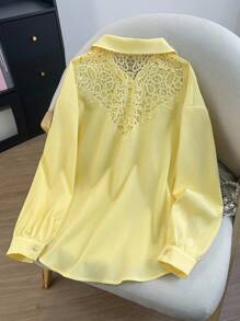 SHEIN LUNE قميص نسائي أصفر ناعم صيفي أنيق للمكتب بقصة عادية وأكتاف منسدلة وحافة منحنية من قماش منسوج مع تفاصيل دانتيل فريدة على الظهر، بلوزة بأزرار - أصفر - مشاهدة 4