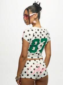 SUMWON WOMEN 东京复古波尔卡圆点短款上衣，带有数字印花和粉色草书脚本节日夏季基本款 Y2K 美学休闲街头时尚插肩 T 恤 - 白色 - 查看 2