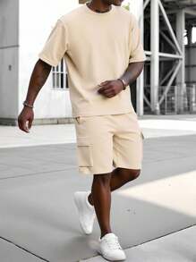 Manfinity EMRG Conjunto de camiseta casual de manga corta con cuello redondo y unicolor para hombres en verano, y pantalones cortos de carga con cordón en la cintura