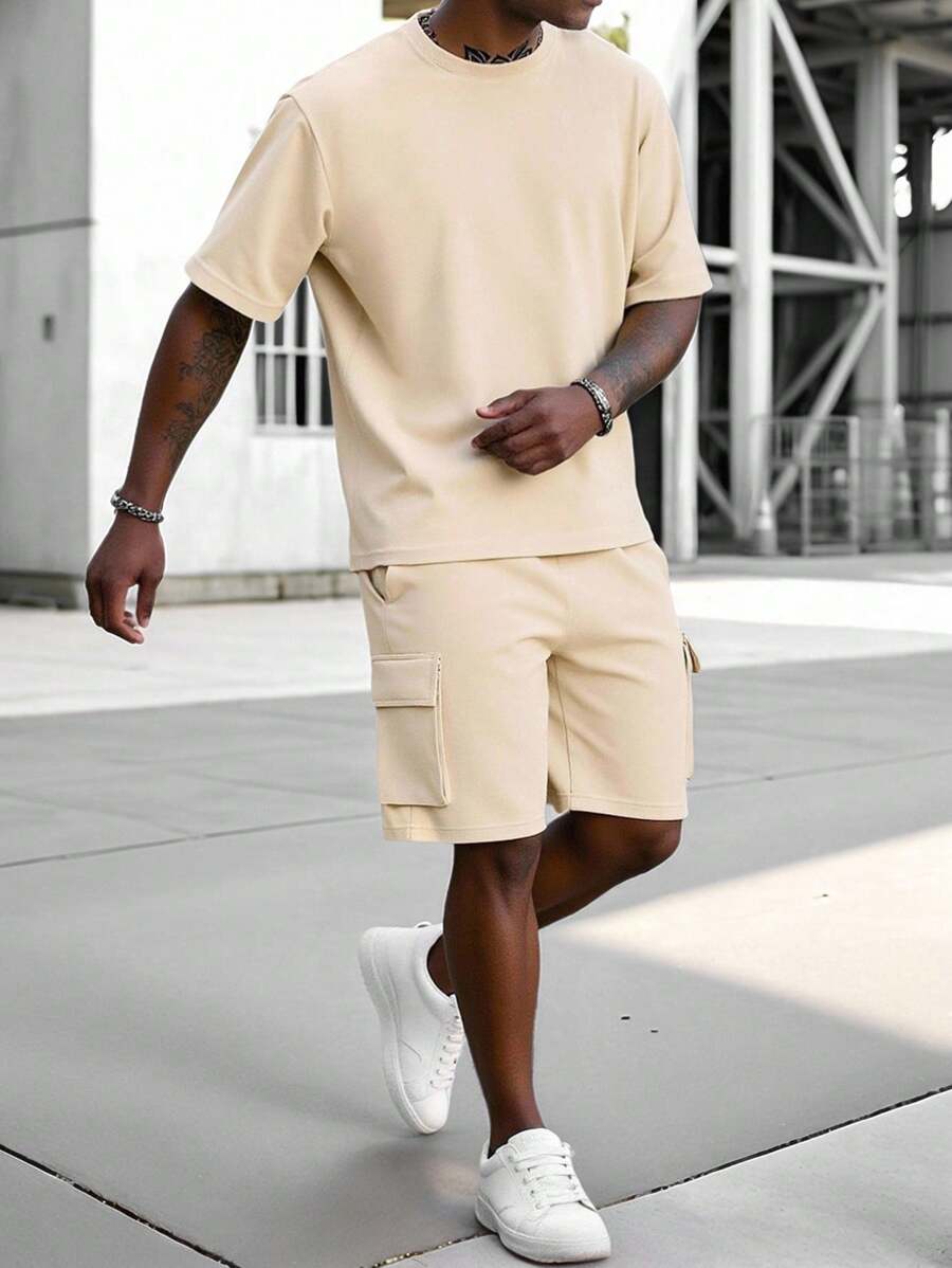 Manfinity EMRG Conjunto de camiseta casual de manga corta con cuello redondo y unicolor para hombres en verano, y pantalones cortos de carga con cordón en la cintura
