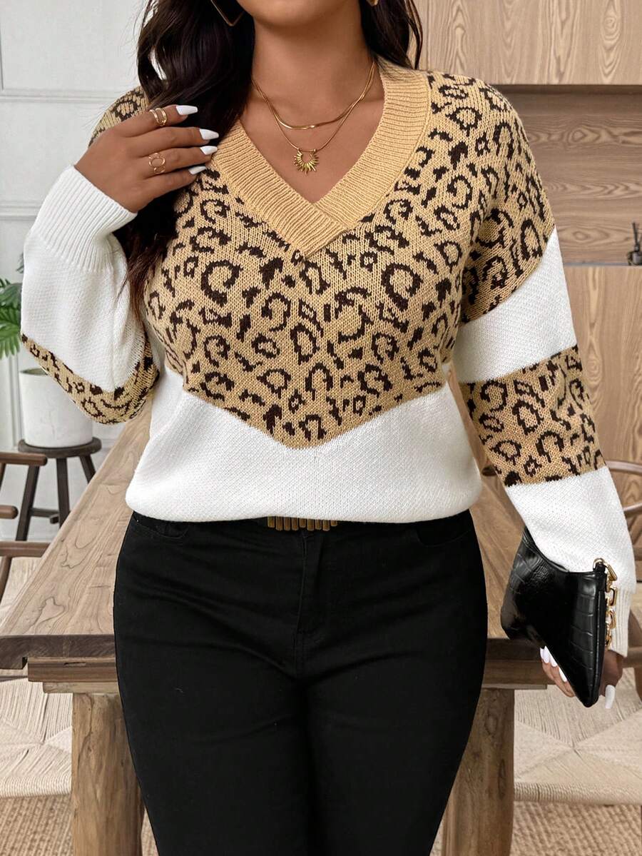 EMERY ROSE كنزة صوفية بياقة على شكل حرف V مطبوعة بنمط نمر للمرأة ذات الحجم الكبير - متعدد الألوان - مشاهدة 1