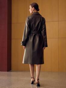 MOTF PREMIUM 棕色复古 PU 皮革双排扣风衣 - 棕色 - 查看 4
