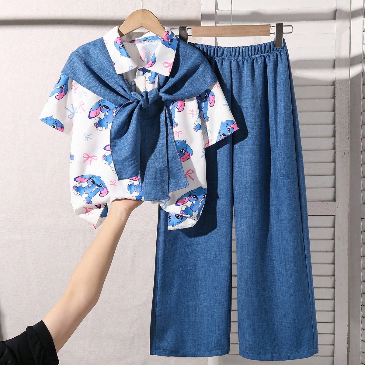 Conjunto informal de niña preadolescente con camisa de manga corta con estampado de dibujos animados y pantalones de pierna ancha