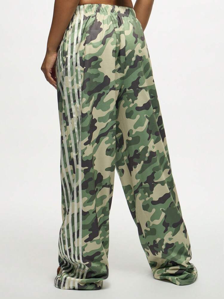 SUMWON WOMEN Spodnie dresowe z szerokimi nogawkami i nadrukiem kamuflażowym oraz bocznymi paskami