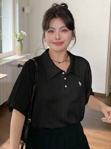 Dazy Plus 杏色基本款 Polo 领刺绣翻领短袖夏季加大码 T 恤 - 黑色 - 查看 3