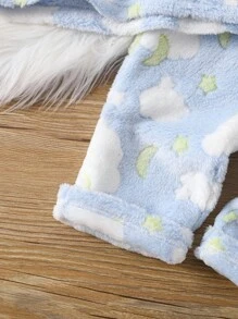 SHEIN Conjunto de pijama de 2 piezas para bebé niño con parte superior de manga larga con cuello de equipo y estampado de oso lindo, y pantalones suaves de felpa de coral para otoño/invierno