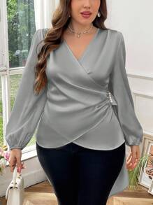 SHEIN Privé 大码女式优雅纯色 V 领不对称褶皱仿珍珠串珠荷叶边下摆休闲长袖衬衫，适合工作和日常穿着，春秋季女装 - 灰色 - 查看 5