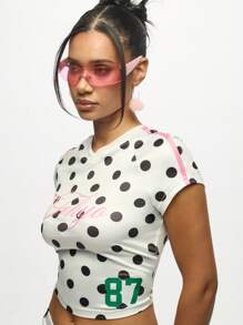 SUMWON WOMEN 东京复古波尔卡圆点短款上衣，带有数字印花和粉色草书脚本节日夏季基本款 Y2K 美学休闲街头时尚插肩 T 恤 - 白色 - 查看 5